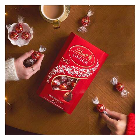 Lindt Lindor Milk Chocolate Truffles Box - approx. 48 Balls, 600 g -  Perfect for Sharing and Gifting - Chocolate Balls with a Smooth Melting  Filling
