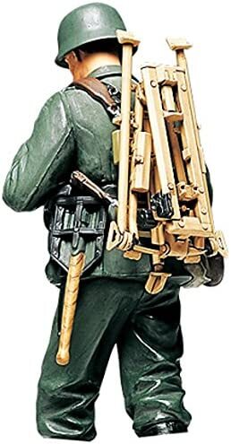 Tamiya 1/16 World Figure #11 WWII German Machine Gun Ammo-Belt Loader (Carrying Tripod)