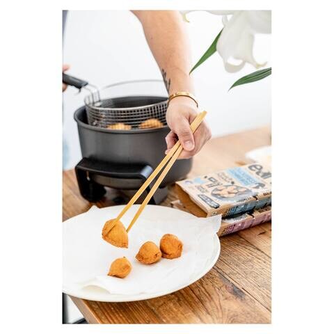 Coco And Lucas Earth Range Made To Entertain Plant-Based Beefless Curry Puffs 250g