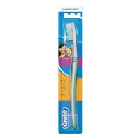 Oral-B Classic Medium 3 Effect Toothbrush 40 Medium Multicolour