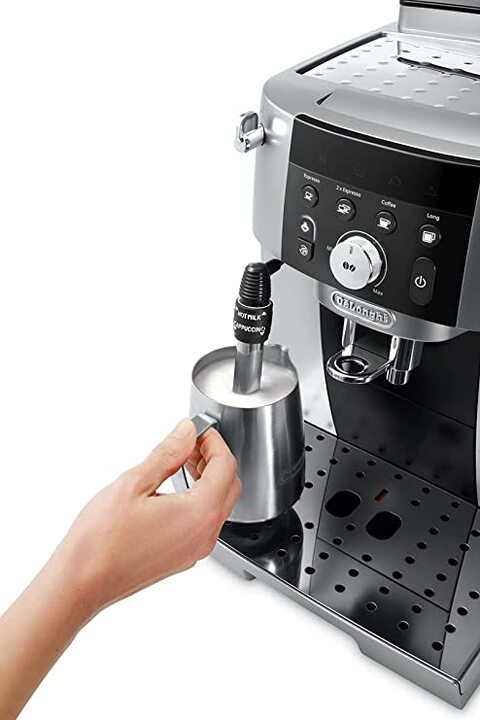 Bean to cup coffee machine with milk clearance frother