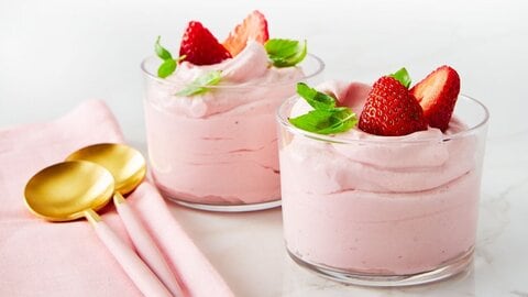STRAWBERRY MOUSSE CUP