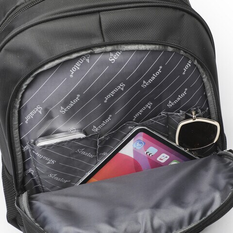 Hiking backpack with online laptop compartment